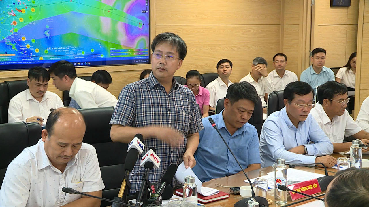 &Ocirc;ng Mai Văn Khi&ecirc;m, Gi&aacute;m đốc Trung t&acirc;m Dự b&aacute;o Kh&iacute; tượng Thuỷ văn Quốc gia b&aacute;o c&aacute;o tại cuộc họp. Ảnh: Đức Hiến