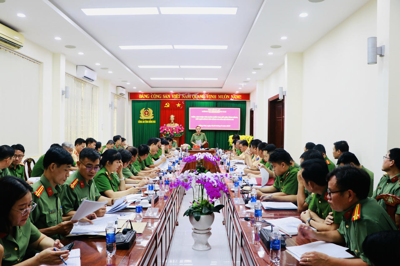 Đại t&aacute; Nguyễn Thế Tuấn, Ph&oacute; Ch&aacute;nh Văn ph&ograve;ng Bộ C&ocirc;ng an, Trưởng đo&agrave;n kiểm tra, qu&aacute;n triệt nội dung l&agrave;m việc tại C&ocirc;ng an Đồng Nai.