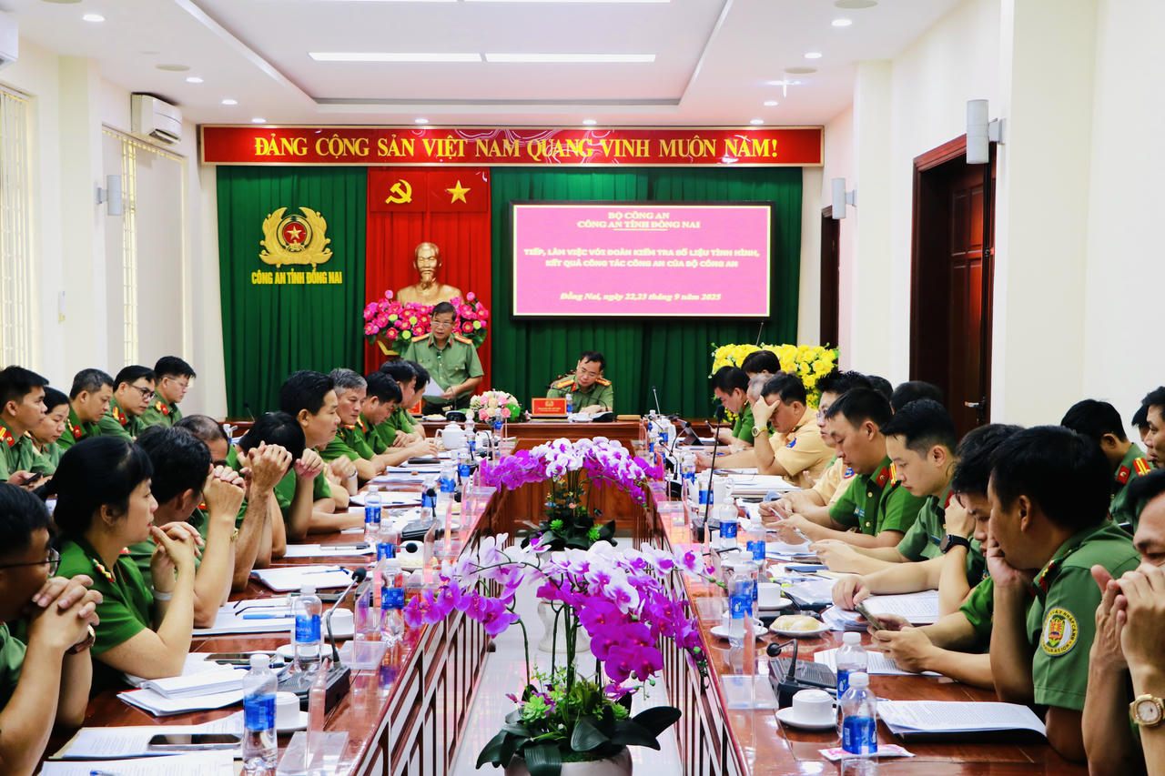 Đại t&aacute; Dương Văn Mạnh, Ph&oacute; Gi&aacute;m đốc C&ocirc;ng an tỉnh Đồng Nai, tiếp Đo&agrave;n kiểm tra số 2 Bộ C&ocirc;ng an.