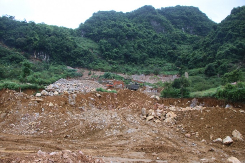 Hiện trạng việc tự ý san lấp mặt bằng trái phép.