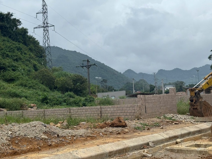 Nhiều khu đất dọc tuyến đường trục chính đô thị - nội thị Mộc Châu, thuộc tổ dân phố 3, phường Mộc Sơn đã được san lấp mặt bằng xong, xây tường bao che chắn.