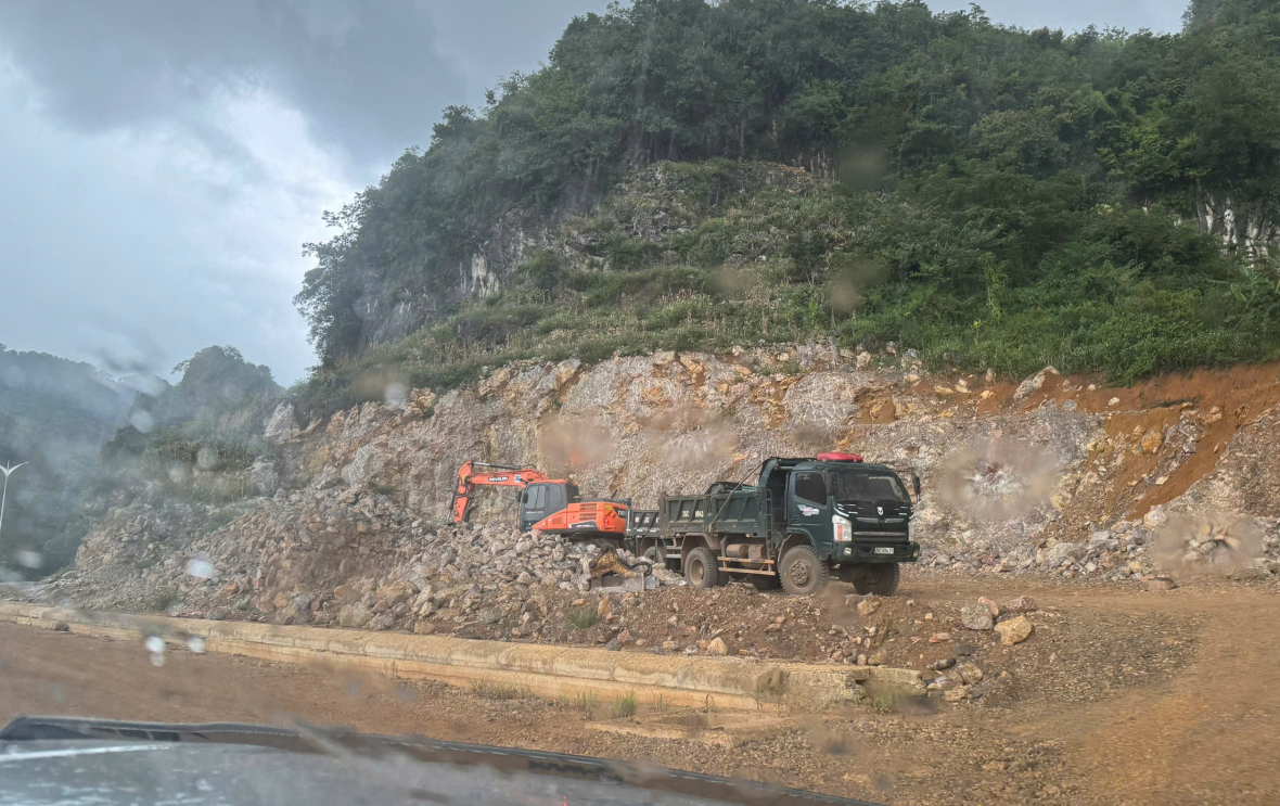 Xe tải đến chở vật liệu đá dọc tuyến đường trục chính đô.