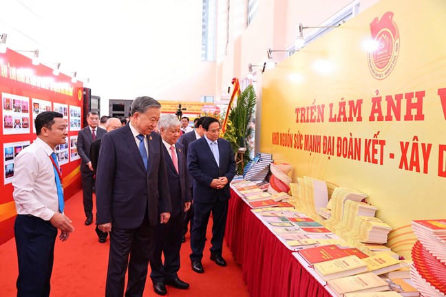 Tổng B&iacute; thư T&ocirc; L&acirc;m c&ugrave;ng c&aacute;c đại biểu thăm quan triển l&atilde;m trước thềm Đại hội. Ảnh: PV