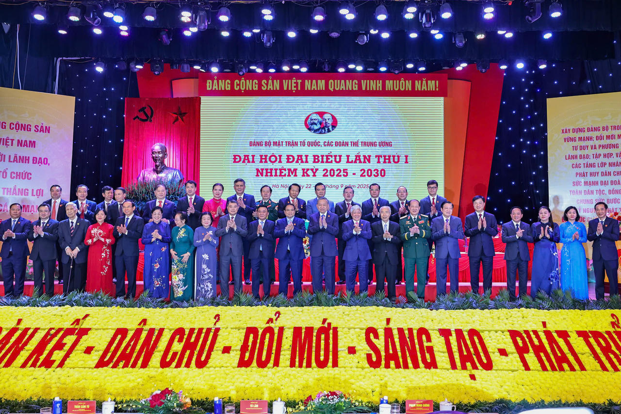 Tổng B&iacute; thư T&ocirc; L&acirc;m c&ugrave;ng c&aacute;c đồng ch&iacute; L&atilde;nh đạo Đảng, Nh&agrave; nước chụp ảnh lưu niệm c&ugrave;ng đại biểu tham dự Đại hội. Ảnh: PV