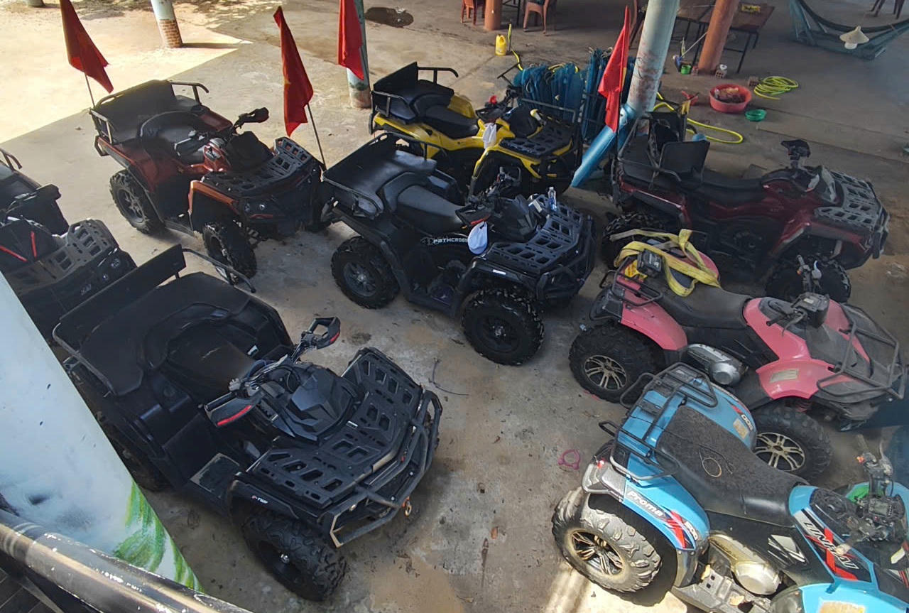 Xe địa h&igrave;nh ATV v&agrave; v&aacute;n trượt c&aacute;t của một số hộ đ&atilde; đầu tư giờ bỏ ph&iacute;, người d&acirc;n l&acirc;m v&agrave;o cảnh kh&oacute; khăn. Ảnh: Trần Nguy&ecirc;n Phong