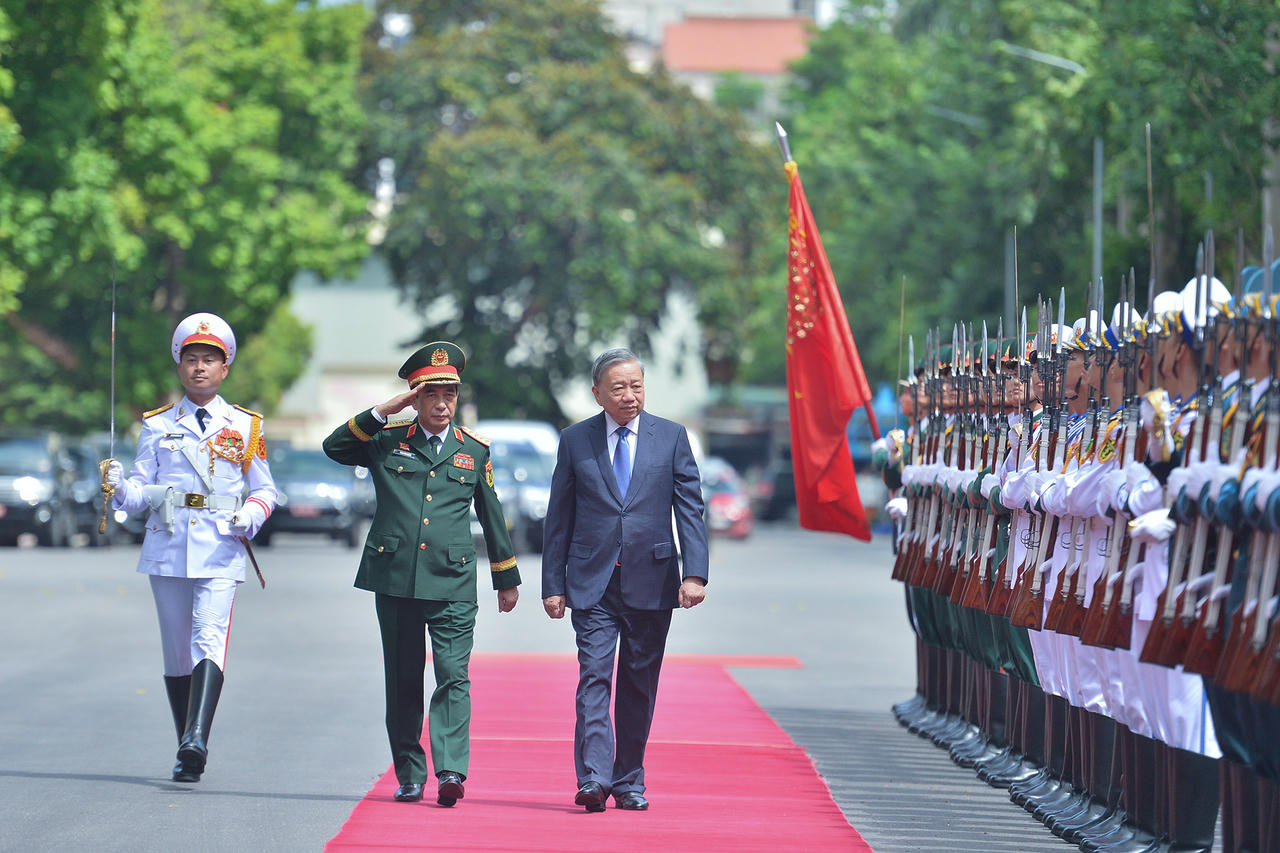 Đại tướng Phan Văn Giang, Bộ trưởng Quốc ph&ograve;ng đ&oacute;n Tổng B&iacute; thư T&ocirc; L&acirc;m tham dự Đại hội. Ảnh: PV