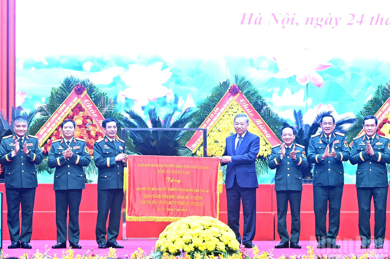 Tổng B&iacute; thư T&ocirc; L&acirc;m trao bức trướng tặng Đại hội Thi đua Quyết thắng to&agrave;n qu&acirc;n lần thứ XI. Ảnh: B&aacute;o Nh&acirc;n d&acirc;n.