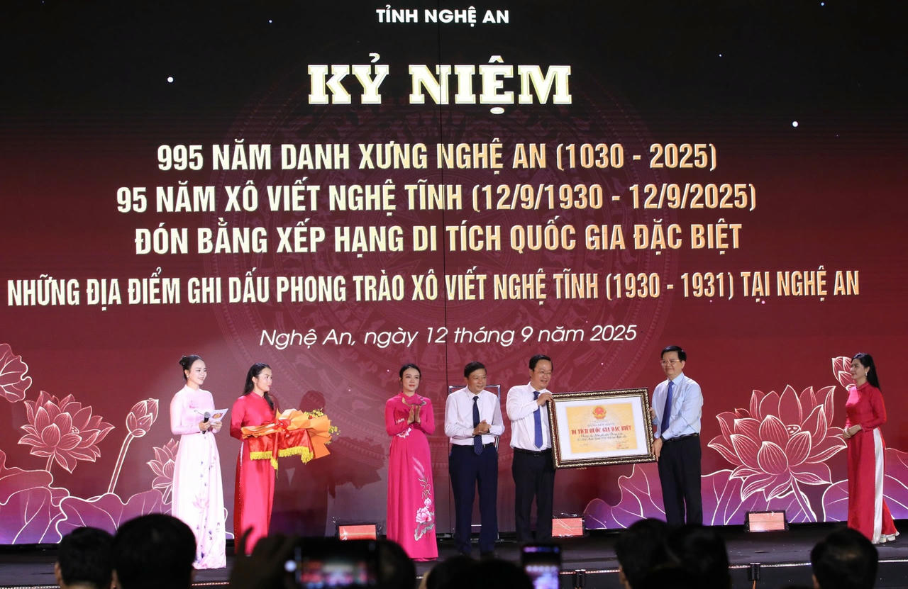 Ph&oacute; Thủ tướng Ch&iacute;nh phủ Mai Văn Ch&iacute;nh trao Bằng xếp hạng di t&iacute;ch quốc gia đặc biệt 'Những địa điểm ghi dấu Phong tr&agrave;o X&ocirc; viết Nghệ Tĩnh (1930 - 1931) tại Nghệ An' cho l&atilde;nh đạo tỉnh Nghệ An.