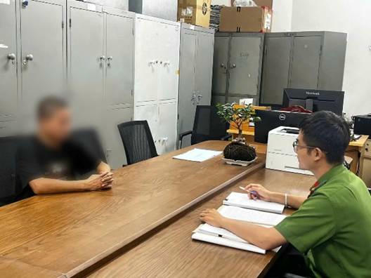Cơ quan C&ocirc;ng an l&agrave;m việc với đổ tượng đổ trộm chất thải