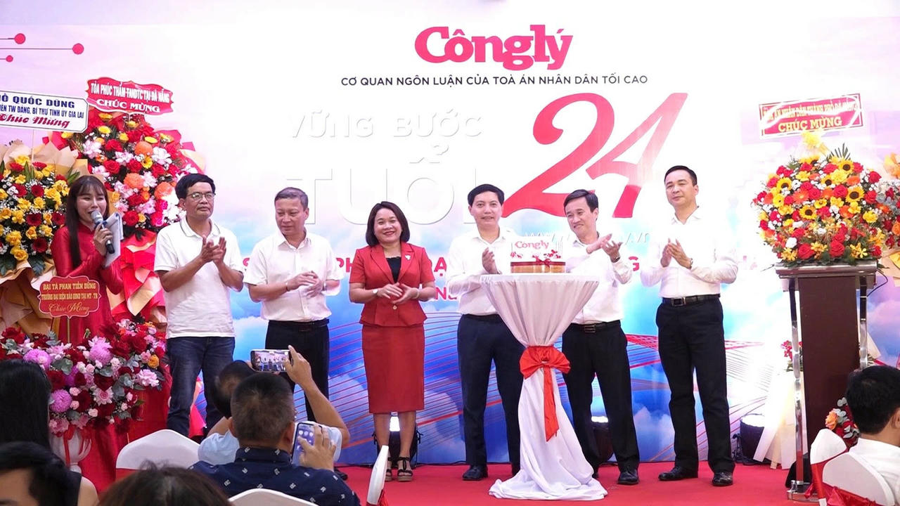 Thắp nến kỷ niệm 'sinh nhật' lần thứ 24 của B&aacute;o C&ocirc;ng l&yacute;