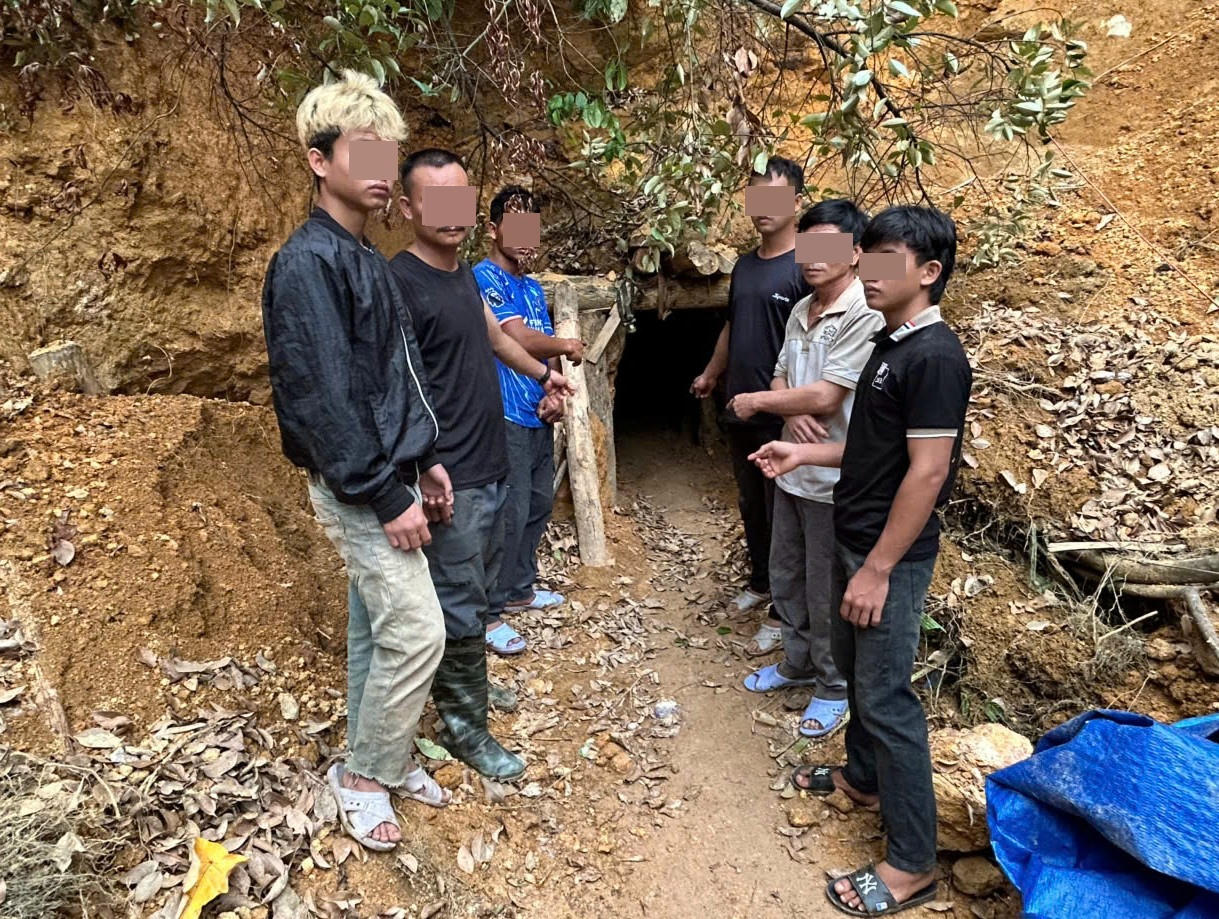 Nh&oacute;m đối tượng bị ph&aacute;t hiện khi đang khai th&aacute;c v&agrave;ng tr&aacute;i ph&eacute;p.