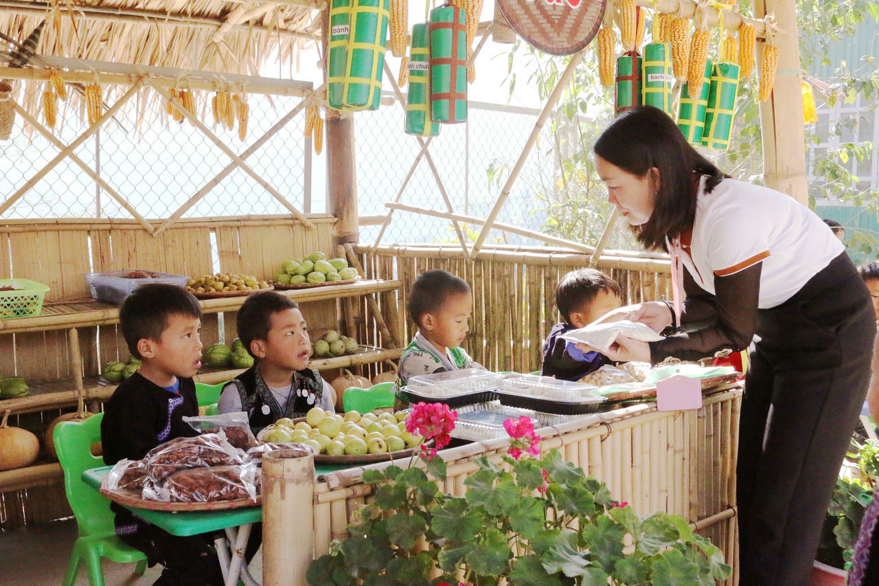 Một phi&ecirc;n chợ v&ugrave;ng cao được&nbsp;c&aacute;c c&ocirc; gi&aacute;o tại Trường&nbsp;Mầm non Kim Nọi, x&atilde; Kim Nọi, huyện M&ugrave; Cang Chải, tỉnh Y&ecirc;n B&aacute;i (cũ) t&aacute;i hiện ngay tr&ecirc;n s&acirc;n trường. Ảnh: Ngọc Nga