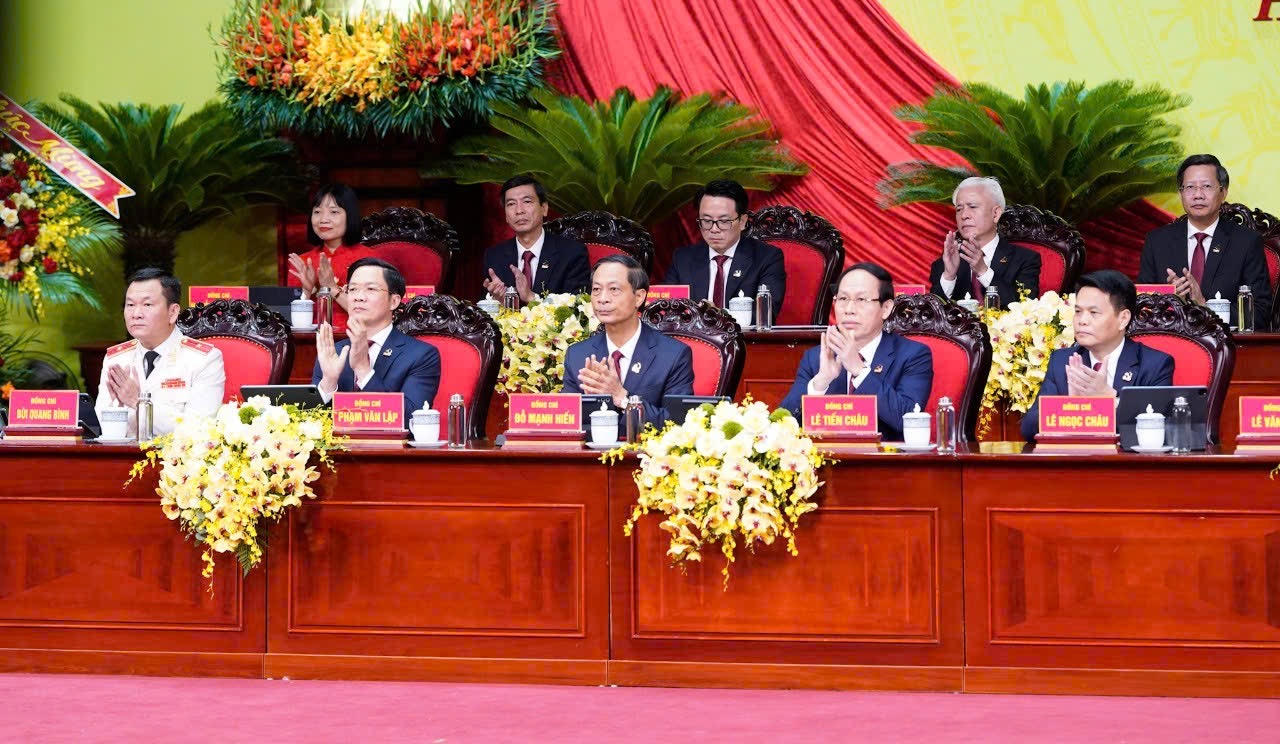 Đo&agrave;n Chủ tịch l&agrave;m việc tại Đại hội
