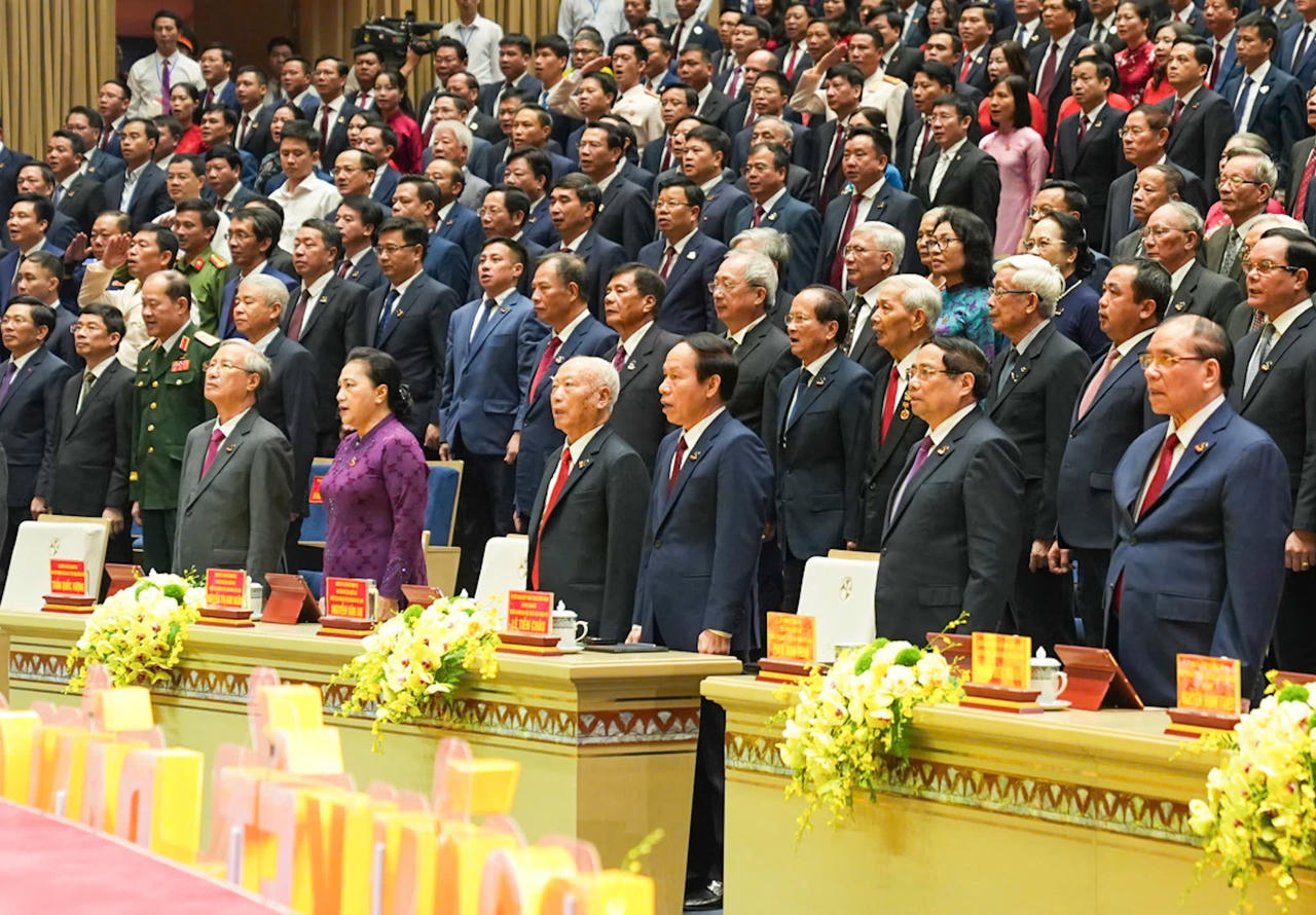 C&aacute;c đại biểu thực hiện nghi lễ ch&agrave;o cờ&nbsp;