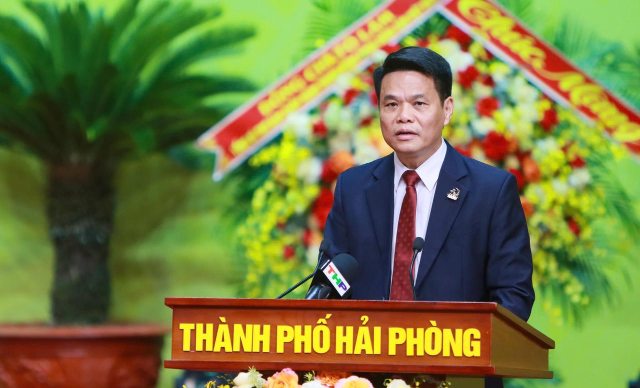 Chủ tịch UBND TP L&ecirc; Ngọc Ch&acirc;u tr&igrave;nh b&agrave;y B&aacute;o c&aacute;o ch&iacute;nh trị của Ban Chấp h&agrave;nh Đảng bộ TP nhiệm kỳ 2025-2030