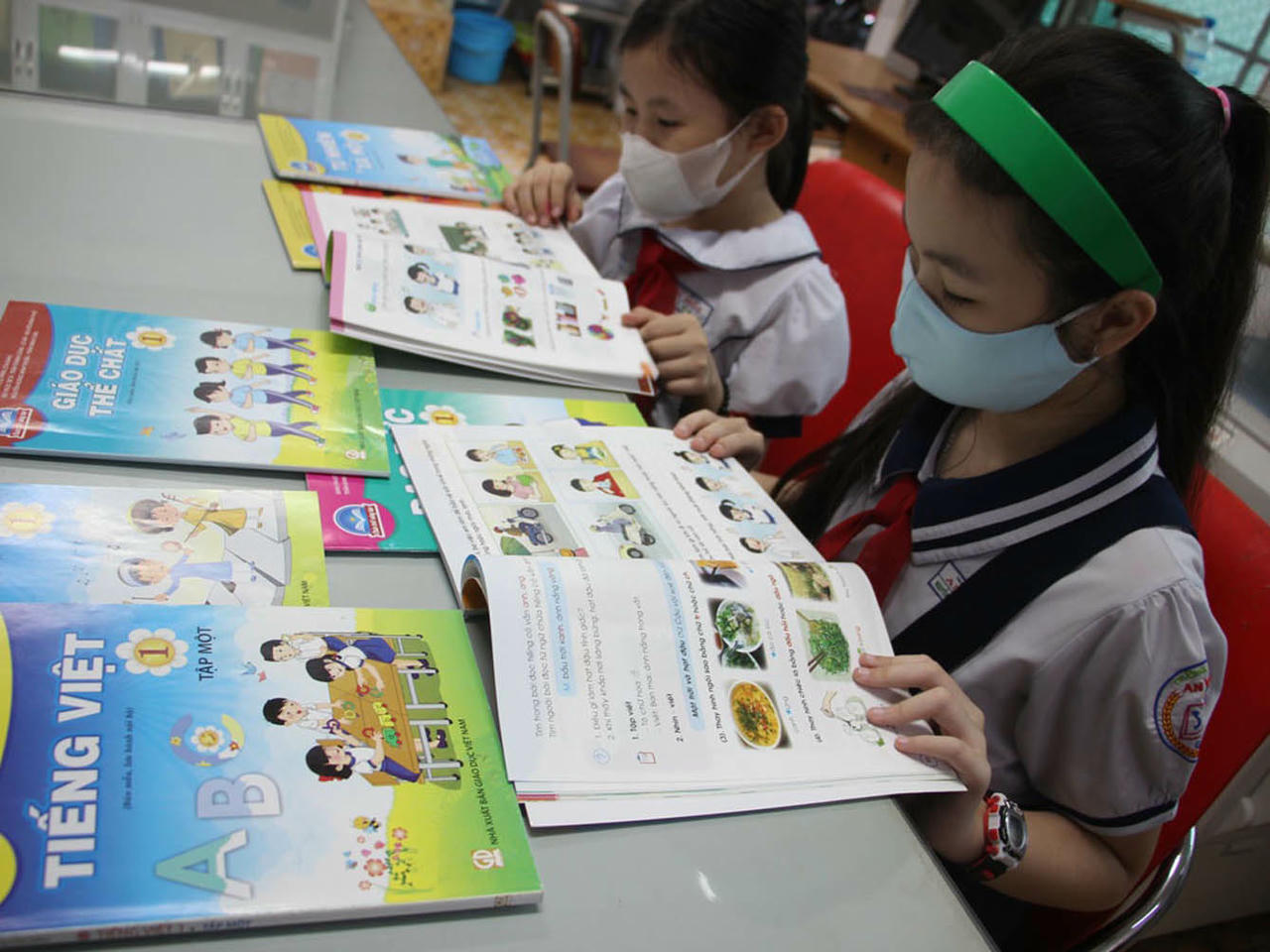 X&acirc;y dựng bộ SGK mới tr&ecirc;n nền tảng kế thừa v&agrave; ph&aacute;t huy t&iacute;nh ưu việt&nbsp;của c&aacute;c bộ SGK cũ đang được nhiều chuy&ecirc;n gia cho &yacute; kiến.&nbsp;(Ảnh minh họa - Nguồn: Sức Khỏe Đời Sống)