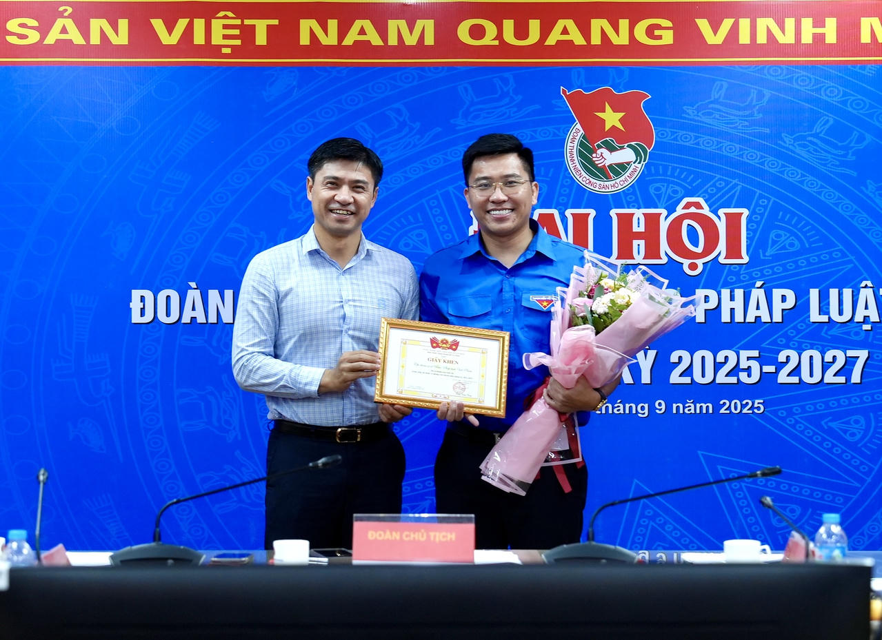Đồng ch&iacute; Trịnh Xu&acirc;n T&ugrave;ng trao Giấy khen cho&nbsp;Đo&agrave;n TN B&aacute;o PLVN. (Ảnh T.Oanh)