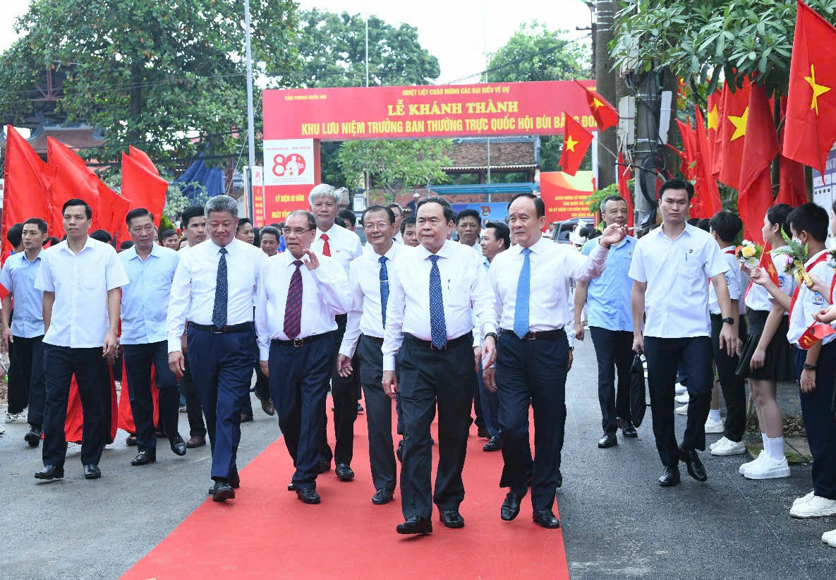 Chủ tịch Quốc hội Trần Thanh Mẫn c&ugrave;ng c&aacute;c đại biểu v&agrave;o dự buổi Lễ. (Ảnh: N.L)