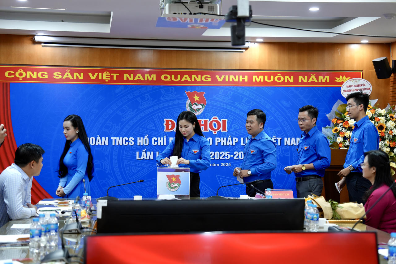 C&aacute;c đo&agrave;n vi&ecirc;n tham gia bầu cử BCH kho&aacute; mới. (Ảnh: T.Oanh)