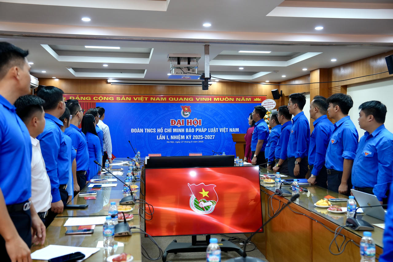 C&aacute;c đại biểu l&agrave;m lễ ch&agrave;o cờ. (Ảnh: T.Oanh)