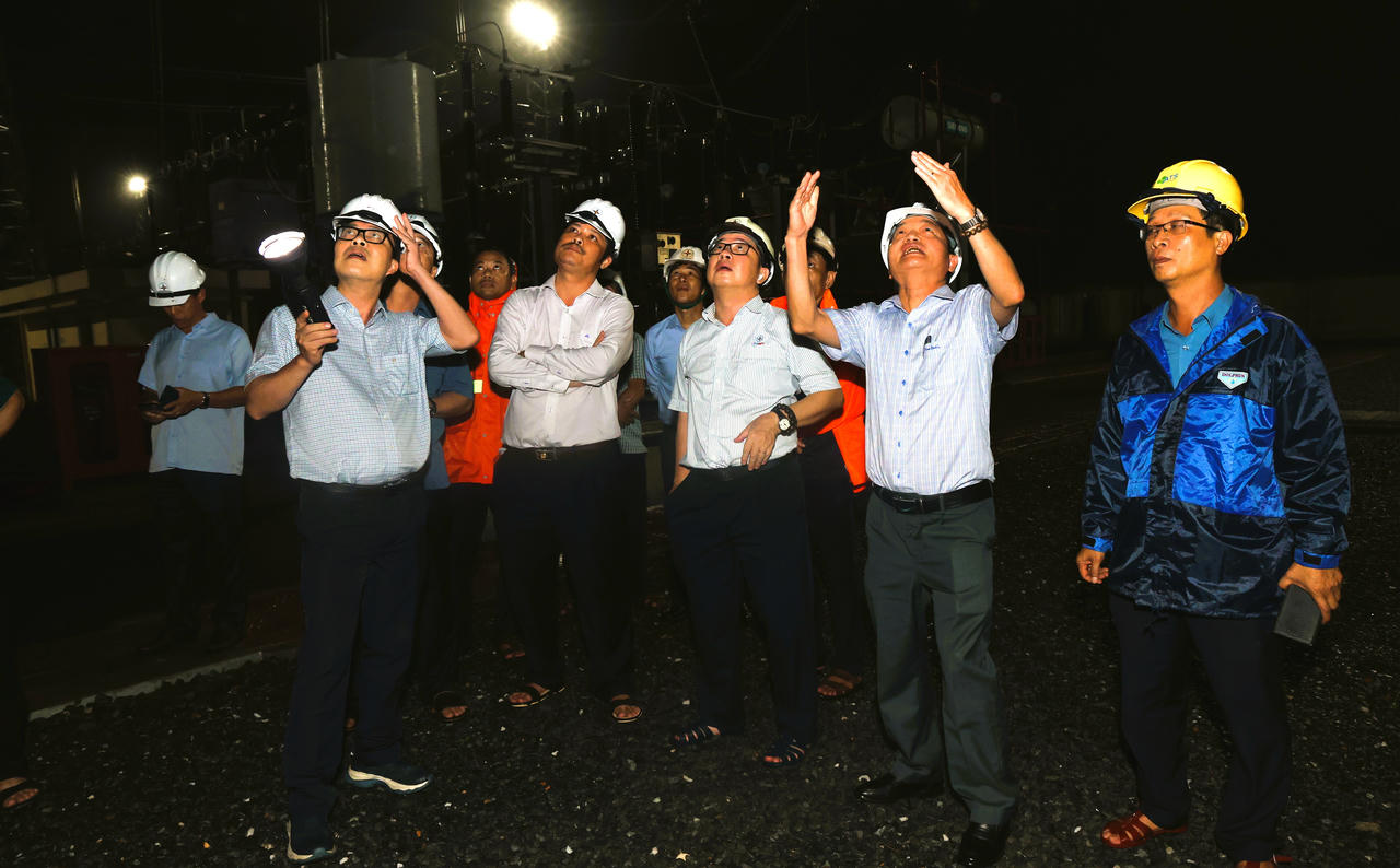 Ngay sau khi b&atilde;o đi qua v&agrave; đủ điều kiện an to&agrave;n, l&atilde;nh đạo EVNNPT c&ugrave;ng l&atilde;nh đạo PTC2 kiểm tra thiết bị bị ảnh hưởng bởi b&atilde;o số 10 tại Trạm biến &aacute;p 500kV Quảng Trạch