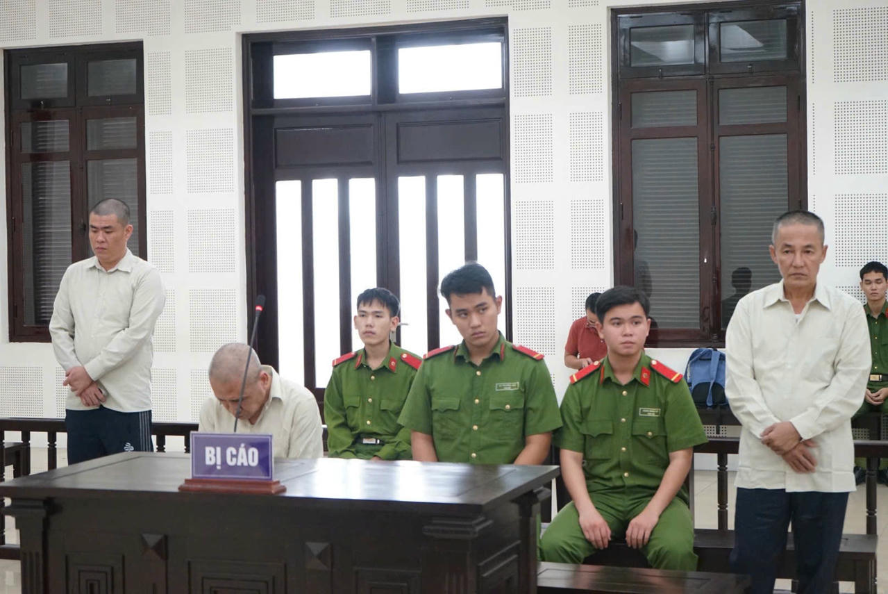 HĐXX tuy&ecirc;n phạt c&aacute;c bị c&aacute;o tổng cộng 18 năm t&ugrave;.&nbsp;