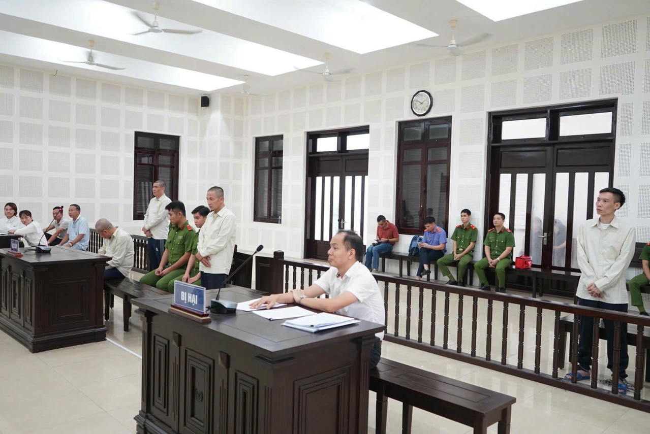 Quang cảnh phi&ecirc;n t&ograve;a.&nbsp;