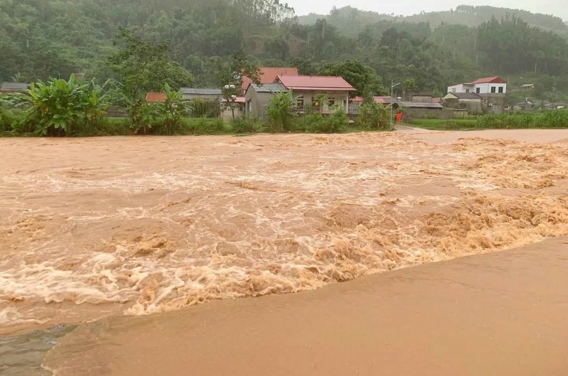 Nước ở c&aacute;c s&ocirc;ng, suối tr&ecirc;n địa b&agrave;n Tuy&ecirc;n Quang l&ecirc;n cao, ở mức b&aacute;o động cấp 2, cấp 3 - cấp nguy hiểm.&nbsp;(Ảnh: L&ecirc; Hanh)