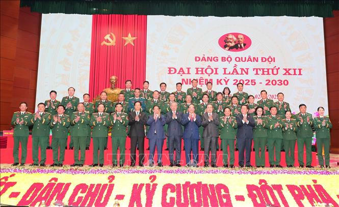 Tổng B&iacute; thư T&ocirc; L&acirc;m, Thủ tướng Phạm Minh Ch&iacute;nh, Chủ tịch Quốc hội Trần Thanh Mẫn với c&aacute;c đại biểu dự đại hội. Ảnh: Trọng Đức/TTXVN