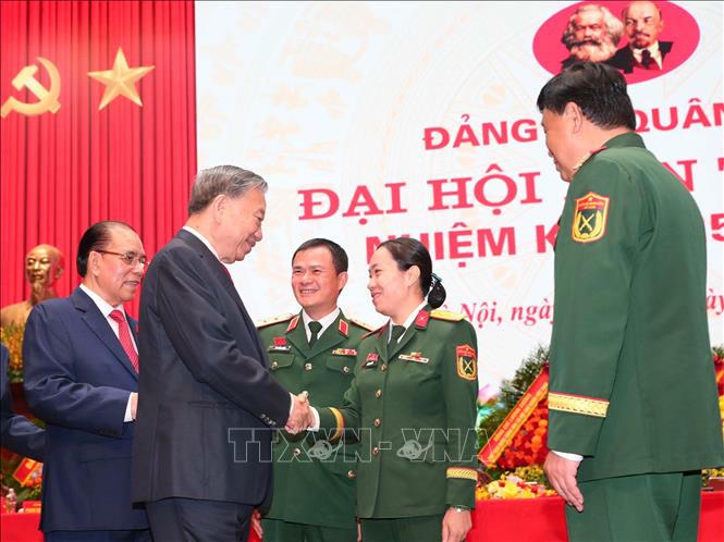Tổng B&iacute; thư T&ocirc; L&acirc;m với c&aacute;c đại biểu dự đại hội. Ảnh: Trọng Đức/TTXVN
