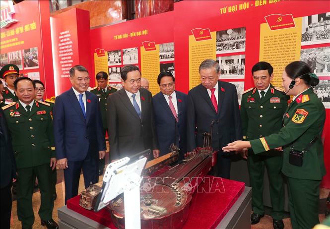 Tổng B&iacute; thư T&ocirc; L&acirc;m v&agrave; c&aacute;c đại biểu tham quan triển l&atilde;m th&agrave;nh tựu quốc ph&ograve;ng. Ảnh: Trọng Đức/TTXVN