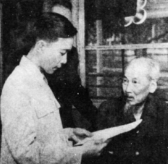 B&aacute;c Hồ l&agrave;m việc với nh&agrave; thơ Tố Hữu (năm 1960).&nbsp;(Ảnh: Đinh Đăng Định)