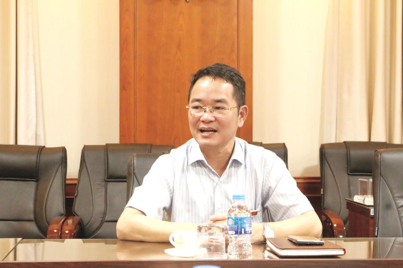 TS. Vũ Ho&agrave;i Nam - Tổng bi&ecirc;n tập B&aacute;o Ph&aacute;p luật Việt Nam b&agrave;y tỏ: 'B&aacute;o Ph&aacute;p luật Việt Nam lu&ocirc;n sẵn s&agrave;ng phối hợp với Cục Ph&aacute;p chế, Bộ Quốc ph&ograve;ng thực hiện việc tuy&ecirc;n truyền, phổ biến ch&iacute;nh s&aacute;ch ph&aacute;p luật'.