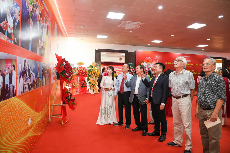 Tổng Bi&ecirc;n tập B&aacute;o C&ocirc;ng Thương Nguyễn Văn Minh c&ugrave;ng c&aacute;c nguy&ecirc;n l&atilde;nh đạo B&aacute;o C&ocirc;ng Thương thăm quan triển l&atilde;m B&aacute;o C&ocirc;ng Thương qua c&aacute;c thời kỳ.