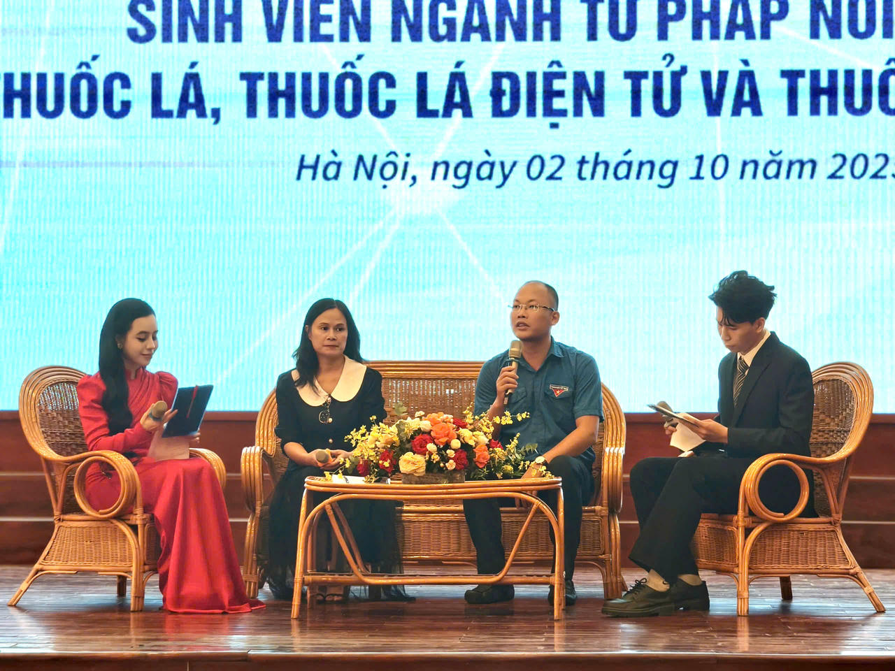 Sinh vi&ecirc;n ng&agrave;nh Tư ph&aacute;p n&oacute;i kh&ocirc;ng với thuốc l&aacute;, thuốc l&aacute; điện tử, thuốc l&aacute; nung n&oacute;ng