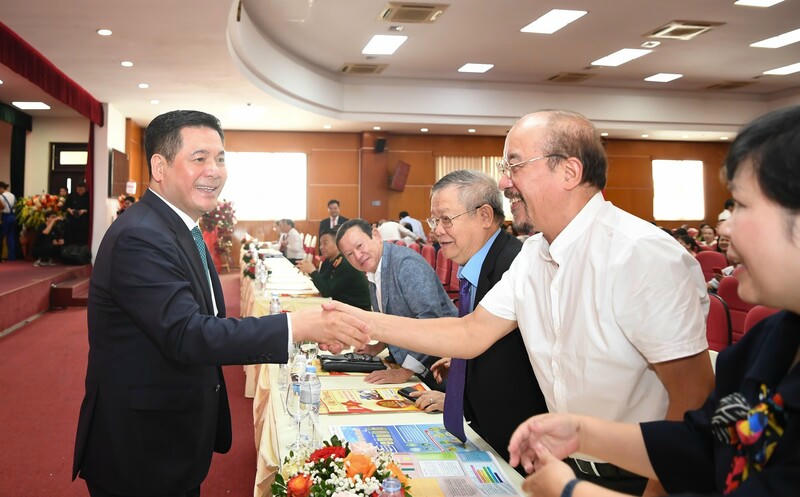 Bộ trưởng Nguyễn Hồng Di&ecirc;n v&agrave; nguy&ecirc;n l&atilde;nh đạo B&aacute;o C&ocirc;ng Thương c&aacute;c thời kỳ tham dự Lễ kỷ niệm