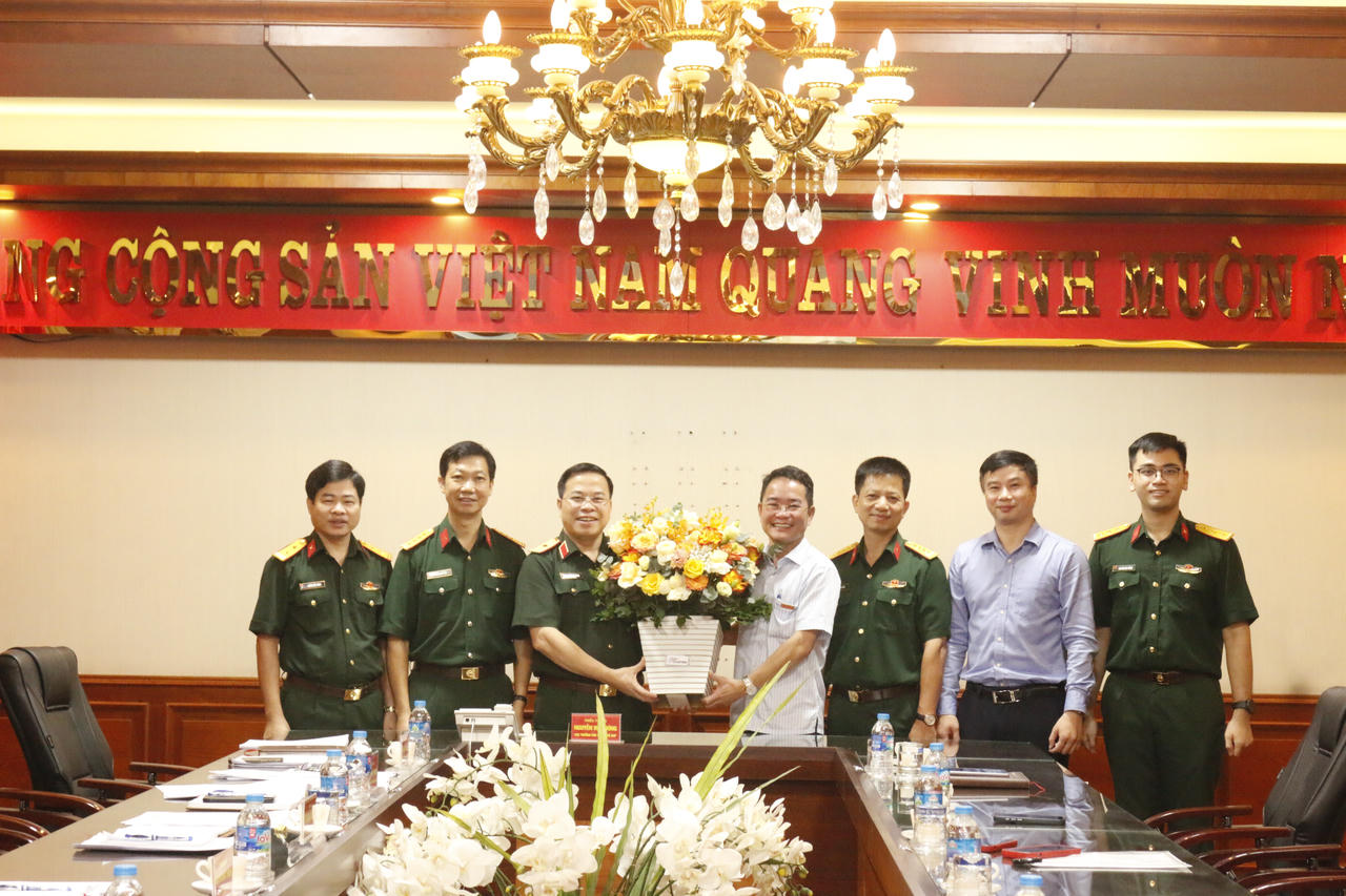 Đại diện B&aacute;o Ph&aacute;p luật Việt Nam v&agrave; Cục Ph&aacute;p chế, Bộ Quốc ph&ograve;ng chụp ảnh lưu niệm.