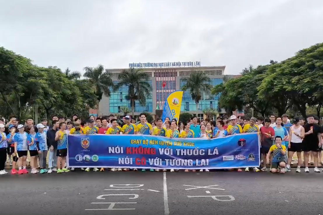 Đ&ocirc;ng đảo sinh vi&ecirc;n trường&nbsp;Đại học Luật H&agrave; Nội ở tỉnh Đắk Lắk tham gia Chương tr&igrave;nh Truyền th&ocirc;ng trực tiếp về t&aacute;c hại của thuốc l&aacute;, thuốc l&aacute; điện tử v&agrave; thuốc l&aacute; nung n&oacute;ng.
