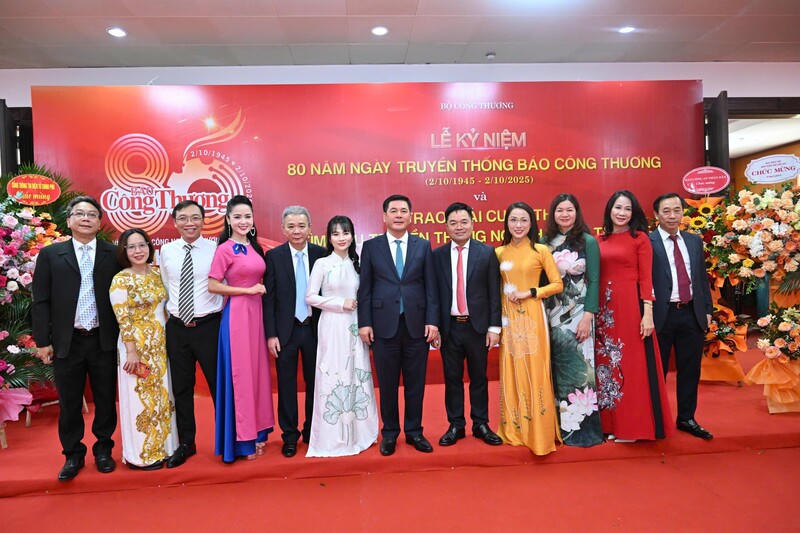 Bộ trưởng Bộ C&ocirc;ng Thương chụp ảnh c&ugrave;ng l&atilde;nh đạo v&agrave; c&aacute;n bộ, vi&ecirc;n chức, người lao động b&aacute;o C&ocirc;ng Thương