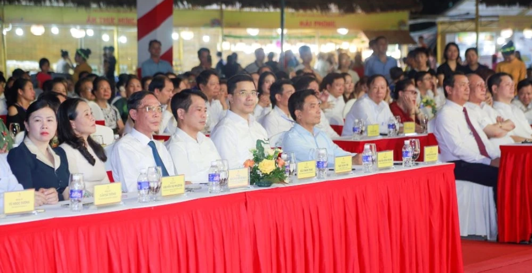 L&atilde;nh đạo Tỉnh ủy, UBND tỉnh Thanh H&oacute;a, l&atilde;nh đạo Cục Du lịch Quốc gia Việt Nam (Bộ Văn h&oacute;a, Thể thao v&agrave; Du lịch) v&agrave; đại diện 13 tỉnh, th&agrave;nh phố trong cả nước dự khai mạc Li&ecirc;n hoan.