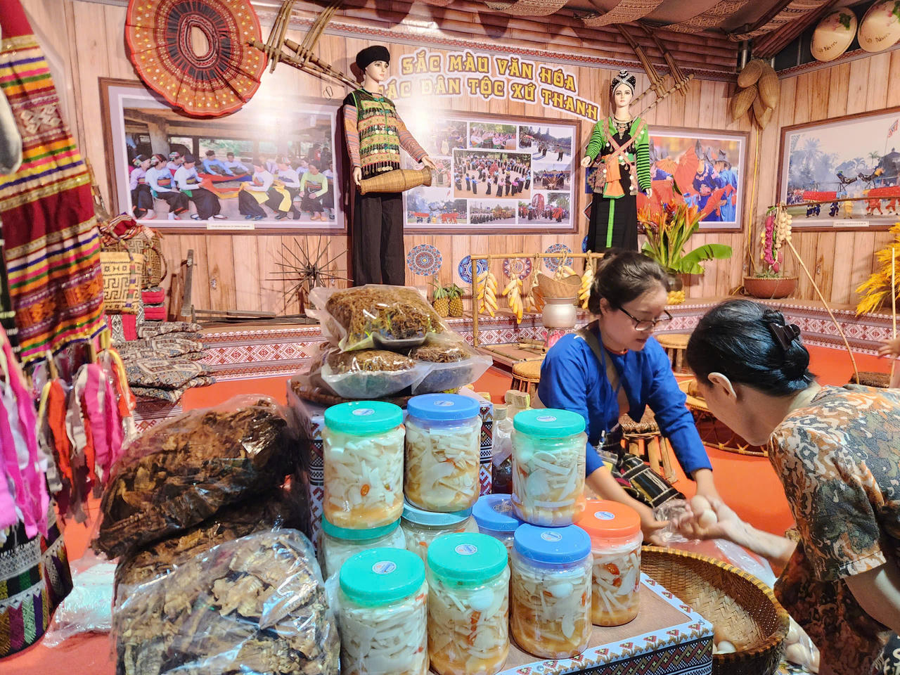 Gian h&agrave;ng giới thiệu đặc sản v&agrave; sắc m&agrave;u văn h&oacute;a d&acirc;n tộc tại Li&ecirc;n hoan Văn ho&aacute; ẩm thực xứ Thanh 2025. (Ảnh: Nguyễn Linh)