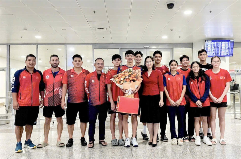 Đội tuyển Bơi Việt Nam chụp ảnh lưu niệm tại&nbsp;s&acirc;n bay c&ugrave;ng đại diện m&ocirc;n Bơi - Cục TDTT Việt Nam, Hiệp hội thể thao dưới nước Việt Nam.