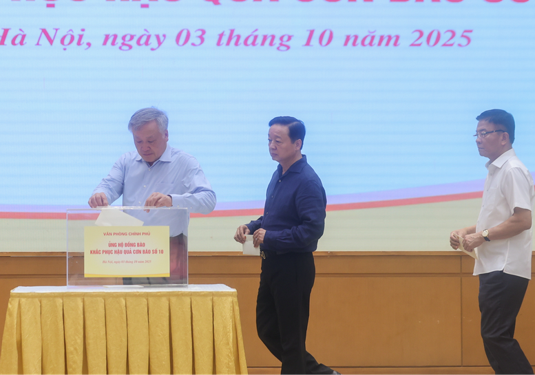 Ph&oacute; Thủ tướng Thường trực Nguyễn H&ograve;a B&igrave;nh, Ph&oacute; Thủ tướng Trần Hồng H&agrave;, Ph&oacute; Thủ tướng L&ecirc; Th&agrave;nh Long tham gia quy&ecirc;n g&oacute;p, ủng hộ đồng b&agrave;o bị thiệt hại do cơn b&atilde;o số 10 g&acirc;y ra - Ảnh: VGP/Nhật Bắc