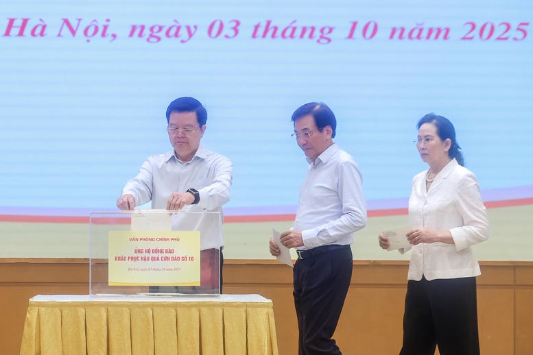 Ph&oacute; Thủ tướng Mai Văn Ch&iacute;nh; Bộ trưởng, Chủ nhiệm VPCP Trần Văn Sơn; Ph&oacute; B&iacute; thư Đảng ủy Ch&iacute;nh phủ L&ecirc; Thị Thủy tham gia quy&ecirc;n g&oacute;p, ủng hộ đồng b&agrave;o bị thiệt hại do cơn b&atilde;o số 10 g&acirc;y ra - Ảnh: VGP/Nhật Bắc