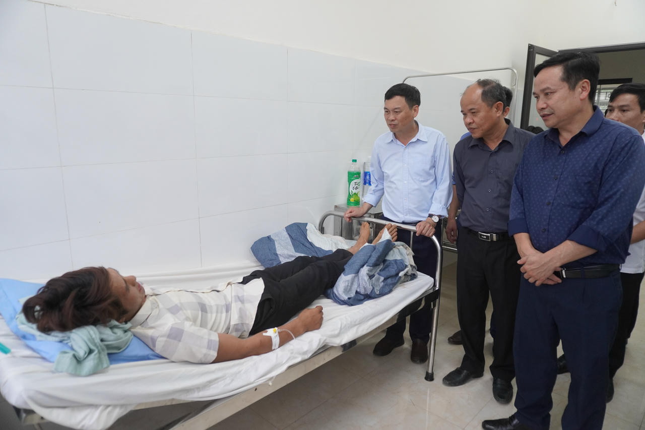 Lãnh đạo xã S&iacute;n Ch&eacute;ng đ&atilde; trực tiếp đến hiện trường, thăm hỏi, động vi&ecirc;n c&aacute;c gia đ&igrave;nh c&oacute; người gặp nạn.