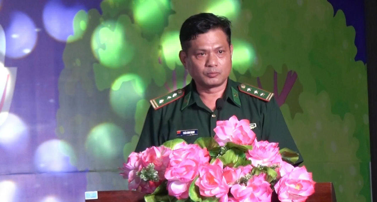 Thượng t&aacute; Trần Đ&igrave;nh Mạnh - Ph&oacute; B&iacute; thư Chi bộ, Đồn trưởng Đồn Bi&ecirc;n ph&ograve;ng Lộc Tấn - cho biết: &ldquo;Bi&ecirc;n cương - Đ&ecirc;m hội trăng rằm&rdquo; 2025 với sự đồng h&agrave;nh của B&aacute;o Ph&aacute;p luật Việt Nam, đ&atilde; mang đến niềm vui v&agrave; động lực cho c&aacute;c em (Ảnh: Xu&acirc;n Kiệt)