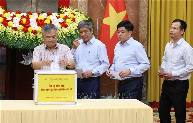 L&atilde;nh đạo, c&aacute;n bộ, nh&acirc;n vi&ecirc;n Văn ph&ograve;ng Chủ tịch nước quy&ecirc;n g&oacute;p, ủng hộ đồng b&agrave;o khắc phục hậu quả cơn b&atilde;o số 10. Ảnh: L&acirc;m Kh&aacute;nh/TTXVN