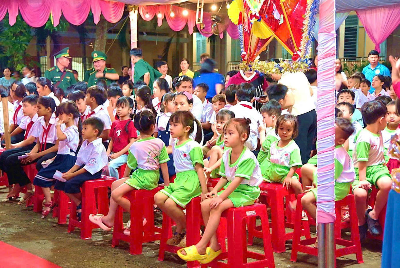 C&aacute;c em nhỏ h&aacute;o hức tham gia c&aacute;c hoạt động của chương tr&igrave;nh (Ảnh: Xu&acirc;n Kiệt)