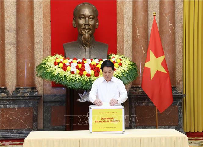 Chủ tịch nước Lương Cường quy&ecirc;n g&oacute;p hỗ trợ đồng b&agrave;o khắc phục hậu quả cơn b&atilde;o số 10. Ảnh: L&acirc;m Kh&aacute;nh/TTXVN