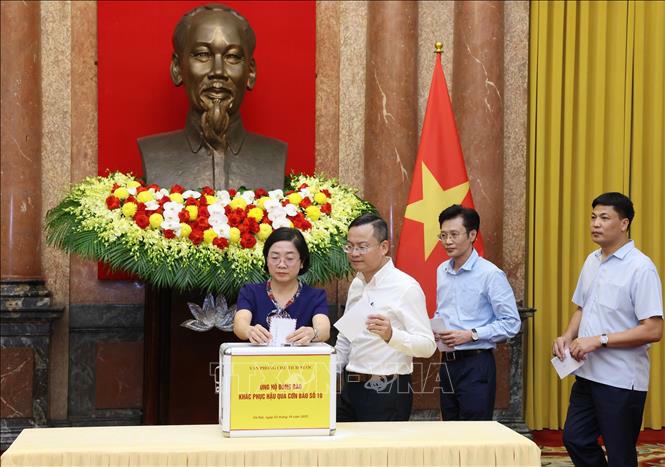 C&aacute;n bộ, nh&acirc;n vi&ecirc;n Văn ph&ograve;ng Chủ tịch nước quy&ecirc;n g&oacute;p, ủng hộ đồng b&agrave;o khắc phục hậu quả cơn b&atilde;o số 10. Ảnh: L&acirc;m Kh&aacute;nh/TTXVN